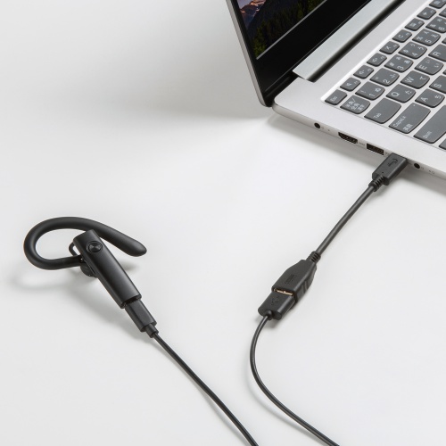ヘッドセットへ充電するメーカー例。供給側・機器側の仕様によって充電量は異なる。