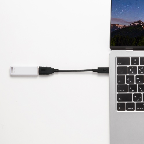 USBメモリーを接続したメーカー写真。PCとメモリーは付属しない。