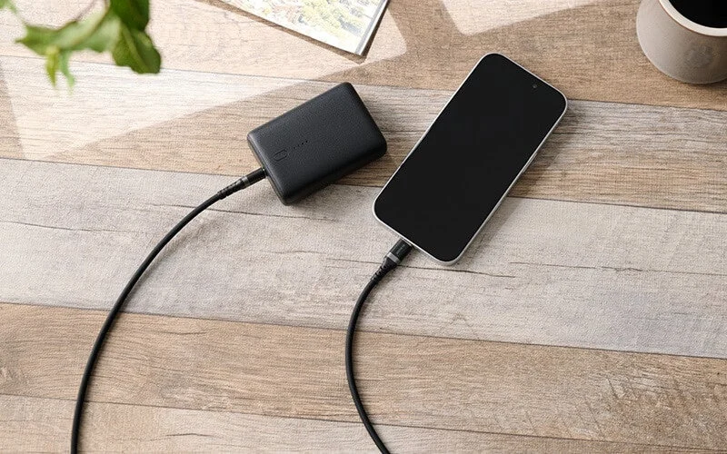 メーカーによる黒ケーブルの充電使用イメージ。写っている機器との適合を当サイトが実測した写真ではありません。