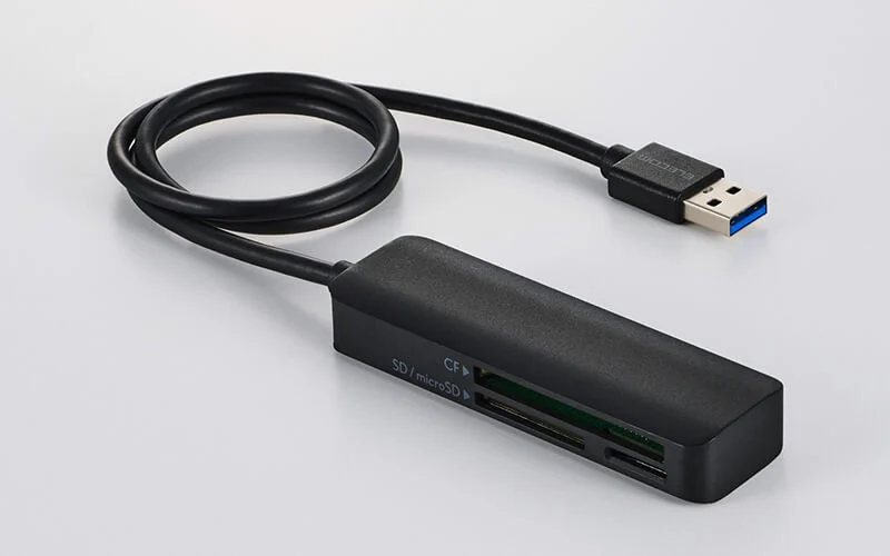 MR3-C30BK本体と一体型USB-Aケーブルのメーカー商品写真。別売のメモリーカード等は写っていない素材を選択。