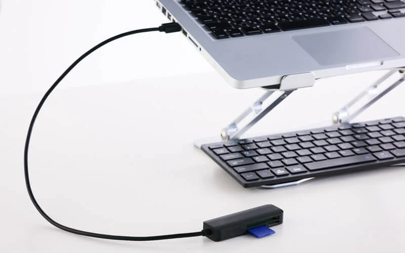 USB-AのPCへの公式接続例。PCやスタンドを本製品の付属品としていません。