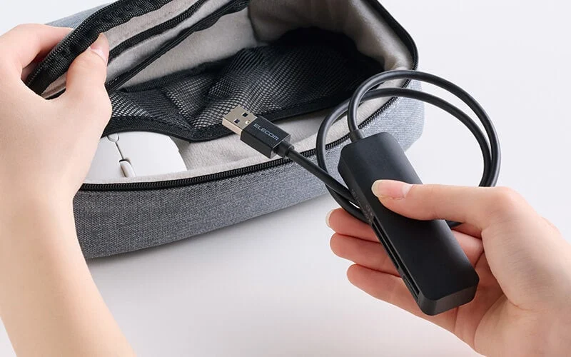 本体とケーブルを持ち運ぶメーカー使用例。ポーチは付属品としていません。