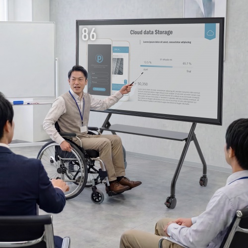 車いすで近づく使用イメージ。個別の寸法・足元の余裕は設置場所で確認します。