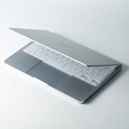 メーカーの閉じ方の写真。Appleは閉じる前にカバーを外すよう案内しており、本記事では取り外しを勧める。