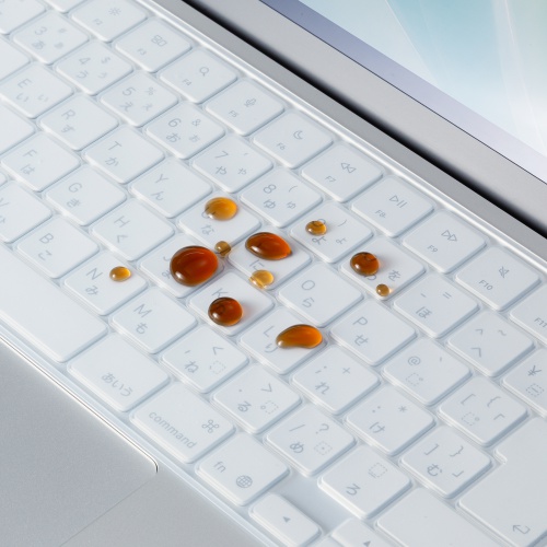 メーカーの汚れ保護イメージ。PC本体の防水性能や浸水時の無故障を保証する写真ではない。