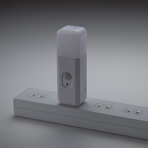 電源タップへ差した状態のメーカー例。タップは付属しない。
