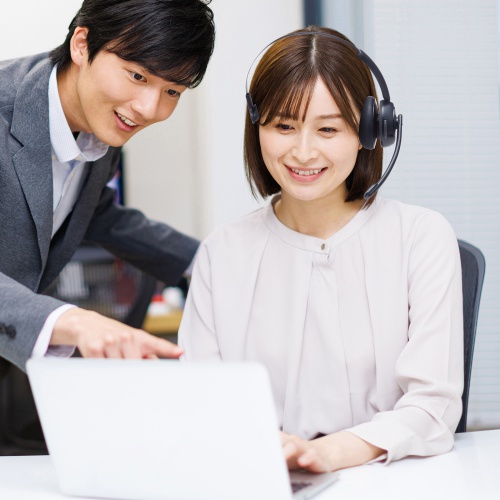 片耳を空けて周囲と会話するメーカー使用写真。