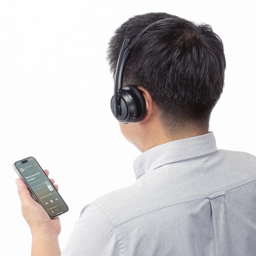 スマートフォンで音楽を再生するメーカー使用写真。