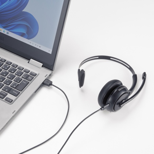 PCのUSB-Aから付属ケーブルで充電するメーカー使用写真。