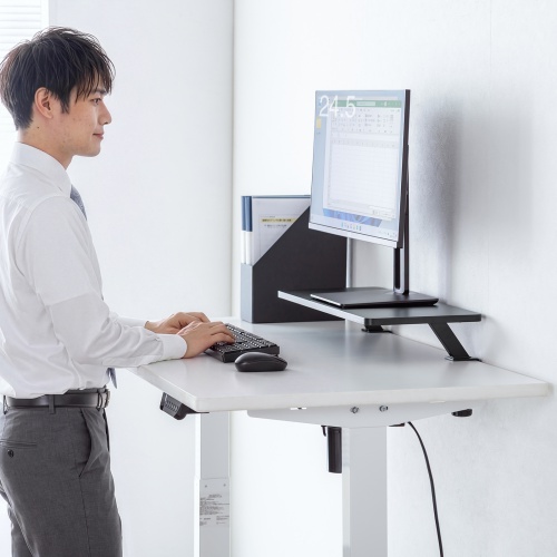 昇降デスク上に置いたメーカー使用例。当サイトの揺れ・安定性試験ではない。