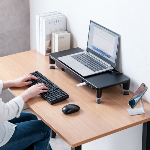 ノートPCを置いたメーカー使用例。機器は付属しない。