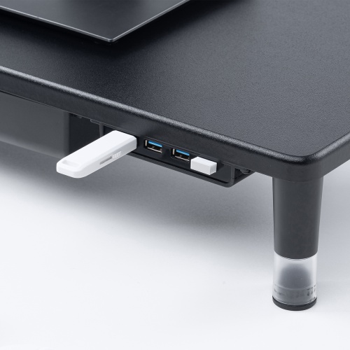 USBメモリー等を挿したメーカー使用例。全機器の動作保証ではない。