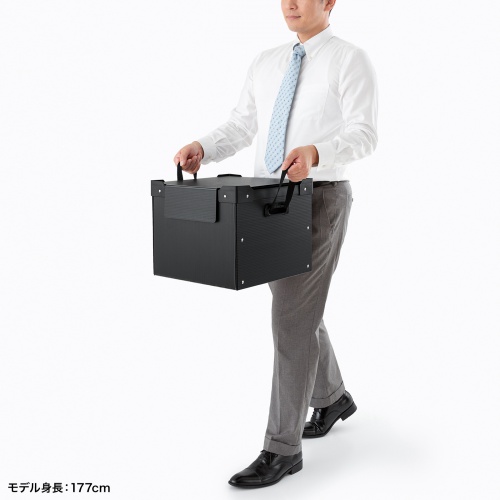 側面の持ち手で運ぶメーカー使用例。機器込みの重量は収納物で変わる。