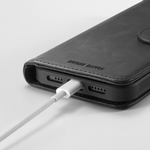 ケース下部のUSB-C・スピーカー開口部のメーカー接写。