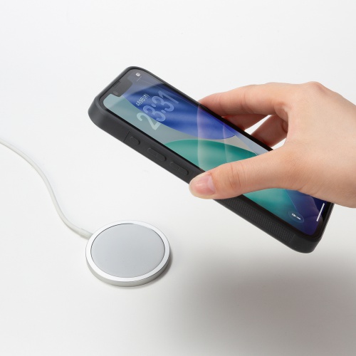 カバー単体とワイヤレス充電器のメーカー例。実充電出力を測定したものではない。