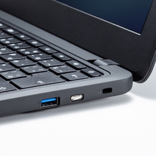 ノートPCのUSB-Cポートに部品を残したメーカー装着写真。