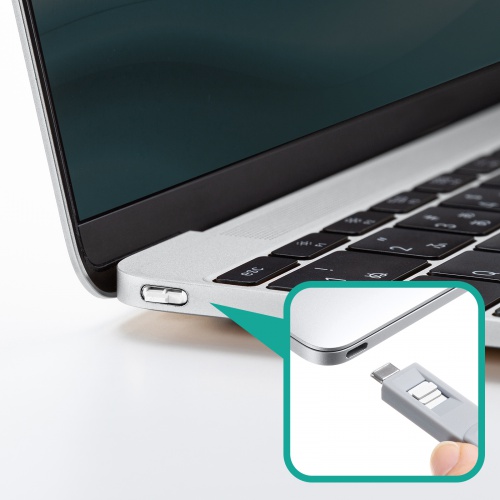 ノートPCのUSB-Cポートへ取り付けるメーカー使用写真。PC本体は付属しない。