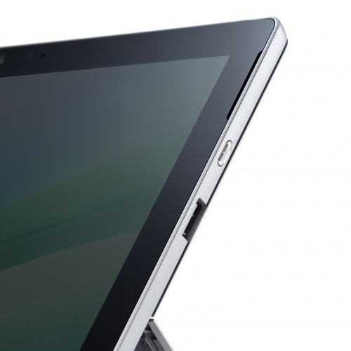タブレットのUSB-Cポートをふさぐメーカー装着例。