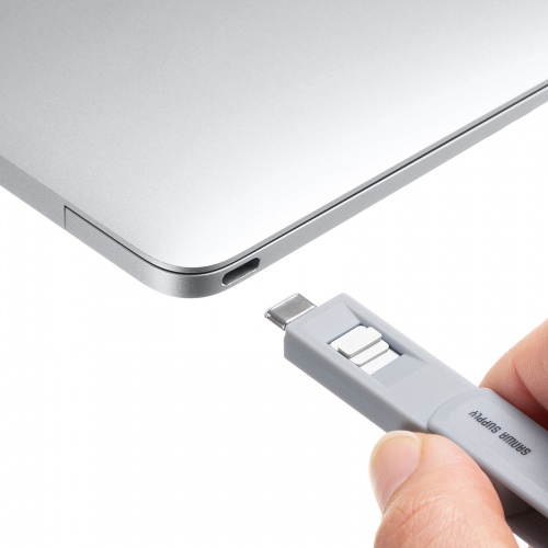 器具の先端をUSB-Cポートへ向けたメーカー操作写真。