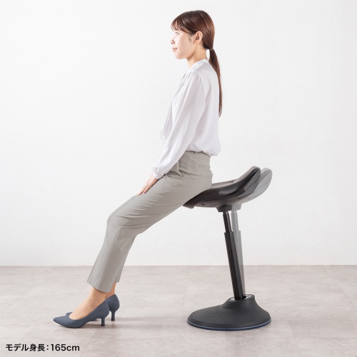 メーカーが示す半立位の使用例。机や利用者は付属品ではなく、当サイトで姿勢や快適性を測定した写真でもありません。