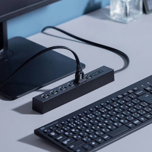 キーボードの近くへ置いた対象ブラックモデルのメーカー使用例。