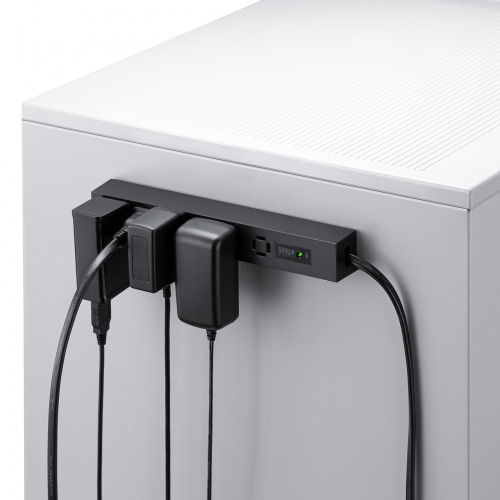 対象ブラックモデルをスチール家具の側面へ固定したメーカー使用例。
