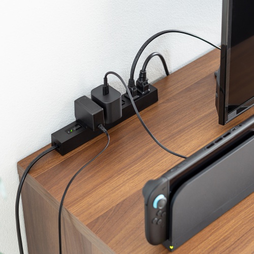 テレビ周りへ置いた対象ブラックモデルのメーカー使用例。