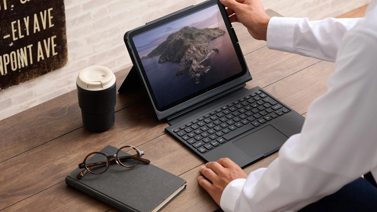 マグネット接続タイプのTouchBook SmartでiPadを操作するメーカー画像