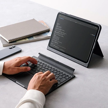 ケースから離したTouchBook Smartのキーボードを使うメーカーの利用イメージ