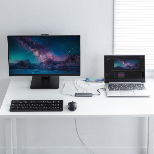 ノートPCとディスプレイを配置したメーカー使用例。