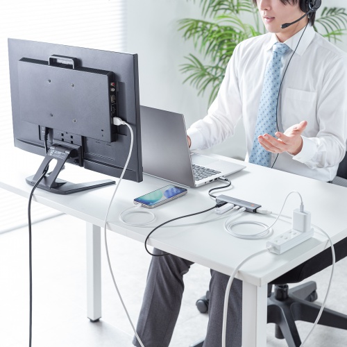 PC周辺の配線をまとめたメーカー机上写真。