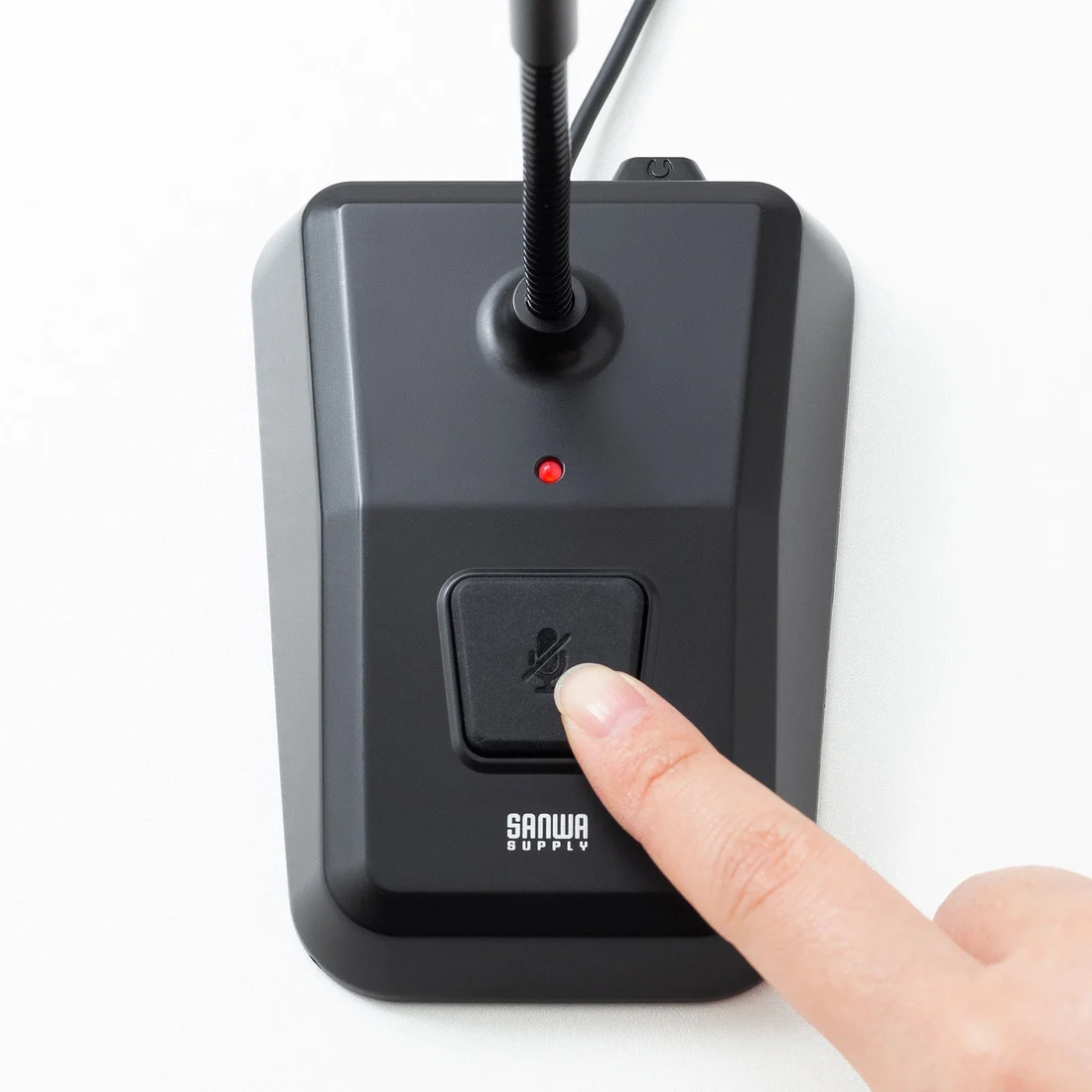 スタンド型MM-MCTC02NCのミュートボタンを押すメーカー操作例。アプリのミュート設定も別に確認します。